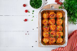 A plate of tater tots.